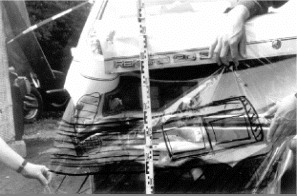 Positionierung einer 1:1-Maske des auffahrenden Fahrzeugs auf die am Heck vorhandenen Deformationen